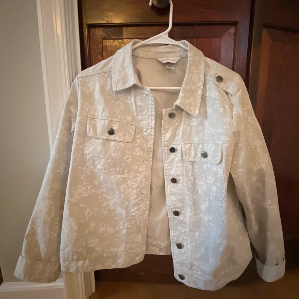 Almost brand new floral jacket! Neutral and perfect for any season